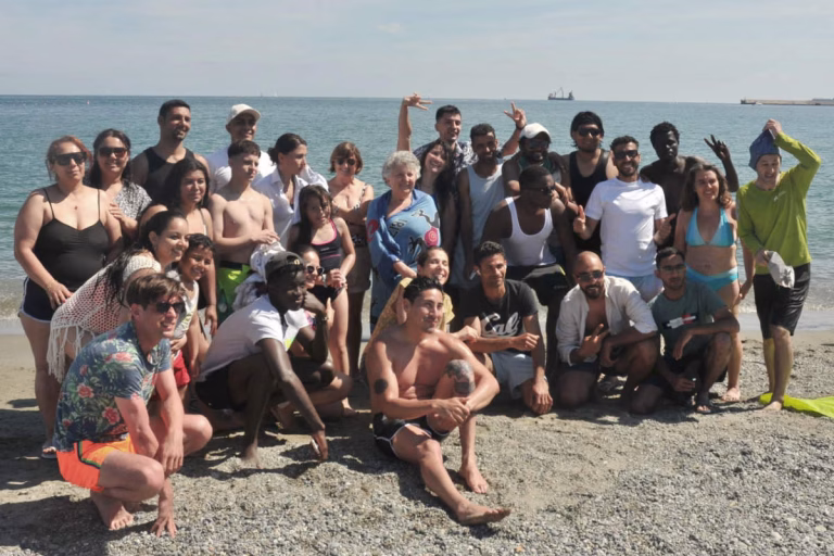 Gruppo di studenti e volontari durante una gita